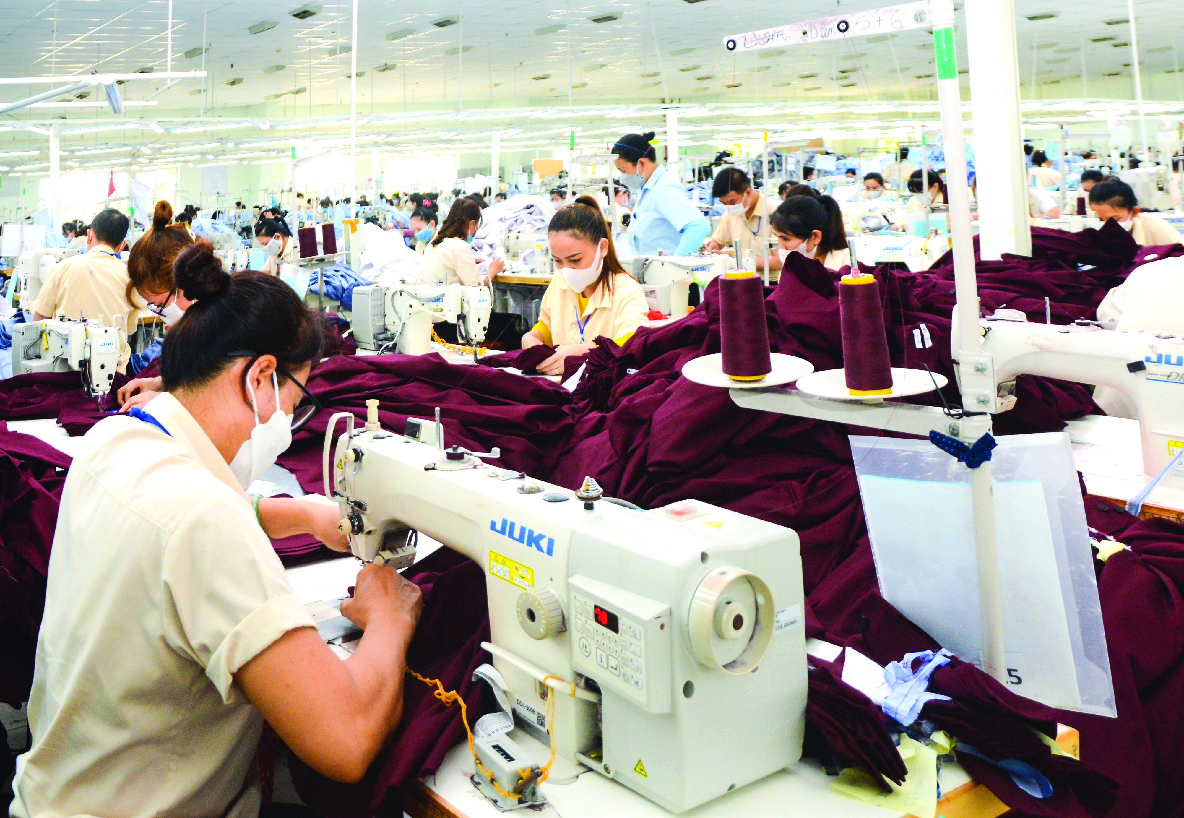 Dây chuyền may của Xí nghiệp May Khatoco.